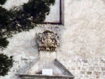 Lo stemma dei Caracciolo, il casato che nel 700 si occup� di abbellire la chiesa e proteggerla dall'abbandono: � stato rubato negli anni scorsi 